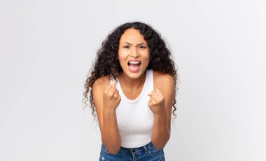 Güzel, İspanyol bir kadın sinirli, sinirli, sinirli bakışlar ve sıkı yumruklarla bağırıyor. Öfkeli.