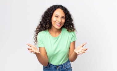 İspanyol bir kadın kendini mutlu, şaşkın, şanslı ve şaşırmış hissediyor. Sanki her şeyi ciddiye alıyormuş gibi. İnanılmaz!