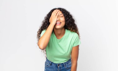 Güzel İspanyol kadın gülüyor ve alnına şaplak atıyor. Unuttum ya da aptalca bir hataydı. 