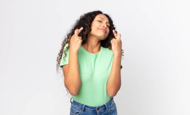 Güzel İspanyol kadın endişeyle dua ediyor ve endişeli bir bakışla iyi şanslar diliyor.