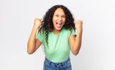 Güzel İspanyol bir kadın mutlu, şaşırmış ve gururlanmış hissediyor, bağırıyor ve başarıyı büyük bir gülümsemeyle kutluyor.