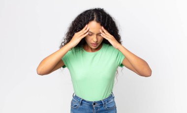 Güzel, İspanyol bir kadın stresli ve hayal kırıklığına uğramış görünüyor. Baskı altında, baş ağrısı ve sorunlarıyla çalışıyor.