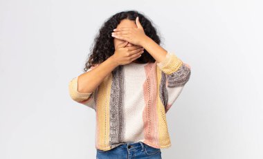 Güzel İspanyol kadın kameraya hayır diyen iki eliyle yüzünü kapatıyor! Resimler reddediliyor ya da yasaklanıyor