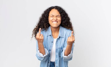 Güzel İspanyol bir kadın kışkırtıcı, agresif ve müstehcen hissediyor. İsyankar bir tavırla orta parmağını hareket ettiriyor.