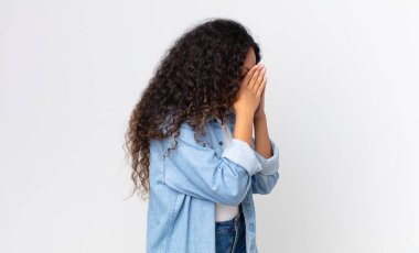 Güzel İspanyol kadın, üzgün, hayal kırıklığına uğramış bir bakışla gözlerini kapatıyor, ağlıyor, yan gözle bakıyor.