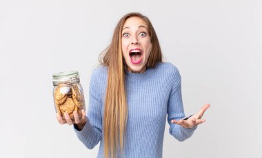 Sıska, güzel bir kadın inanılmaz bir sürprizle şaşkına dönmüş ve hayrete düşmüştü.