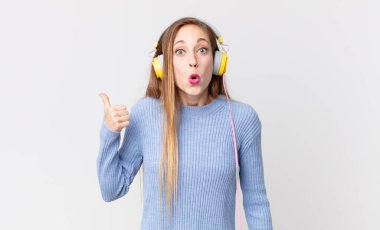 güzel kadın kulaklık müzik dinleme