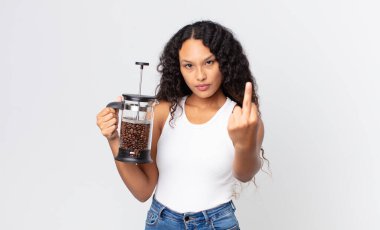 İspanyol güzel bir kadın kızgın, sinirli, isyankar ve bir manuel kahve makinesine saldırıyor.