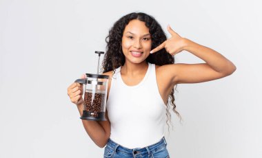 İspanyol, güzel bir kadın, güler yüzle kendi gülüşünü işaret ediyor.