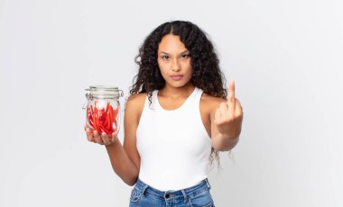 İspanyol güzel kadın kızgın, sinirli, isyankar ve agresif hissediyor ve elinde kırmızı meyankökü jelibonuyla