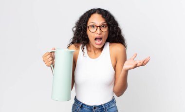 İspanyol güzel kadın şaşırdı, şaşırdı ve hayrete düştü. İnanılmaz bir sürprizle ve elinde kahve termosuyla.