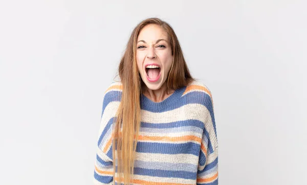 Mulher Muito Magra Gritando Agressivamente Olhando Muito Com Raiva Frustrado — Fotografia de Stock