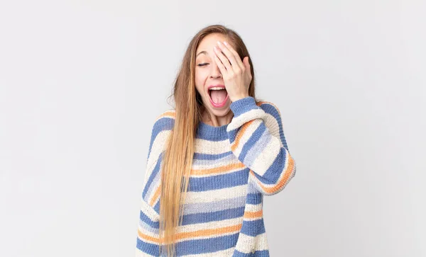 Mujer Muy Delgada Riendo Abofeteando Frente Como Diciendo Doh Olvidé —  Fotos de Stock