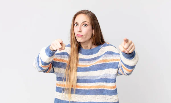 Mooie Dunne Vrouw Naar Voren Gericht Camera Met Zowel Vingers — Stockfoto