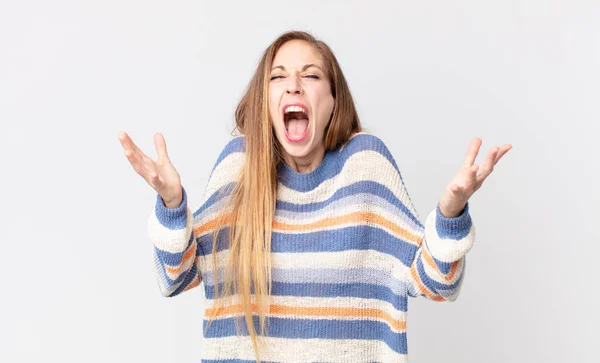 Dość Szczupła Kobieta Wściekle Krzyczy Czuje Się Zestresowany Zdenerwowany Rękami — Zdjęcie stockowe