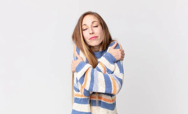 Mujer Bastante Delgada Sintiéndose Enamorada Sonriente Abrazándose Abrazándose Manteniéndose Soltera — Foto de Stock