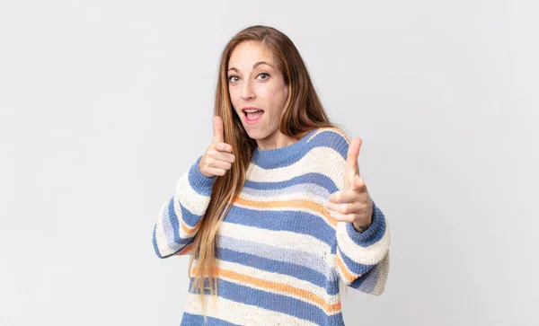 Vrij Dunne Vrouw Glimlachend Met Een Positieve Succesvolle Gelukkige Houding — Stockfoto