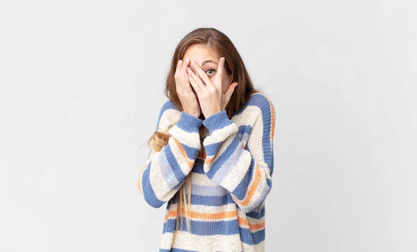 Vrij Dunne Vrouw Voelt Zich Bang Beschaamd Gluuren Spioneren Met — Stockfoto