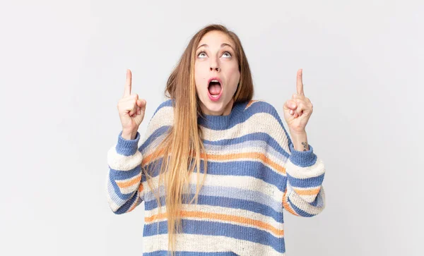 Pretty Thin Woman Feeling Awed Open Mouthed Pointing Upwards Shocked — Stock Photo, Image