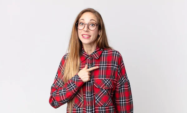 Una Donna Piuttosto Magra Che Sembra Orgogliosa Sicura Felice Sorridendo — Foto Stock