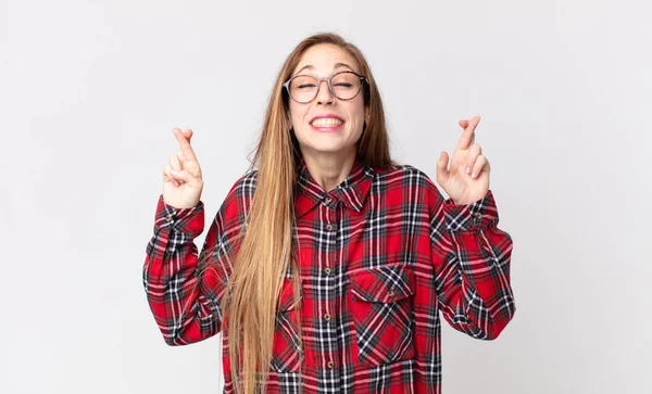 Vacker Tunn Kvinna Ler Och Ängsligt Korsar Båda Fingrarna Känner — Stockfoto