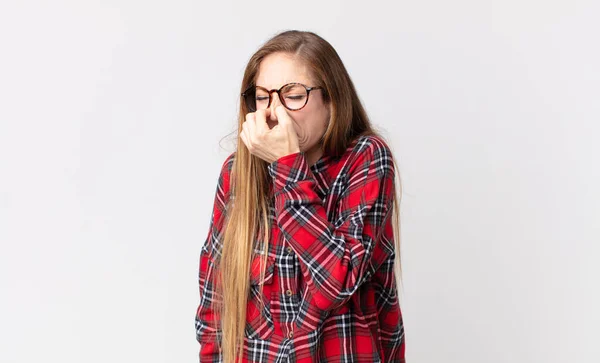 Dość Cienka Kobieta Czuje Obrzydzenie Trzymając Nos Aby Uniknąć Wąchania — Zdjęcie stockowe