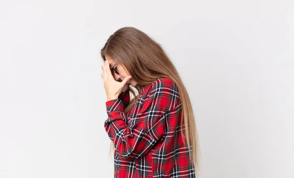 Mooie Dunne Vrouw Bedekken Ogen Met Handen Met Een Trieste — Stockfoto