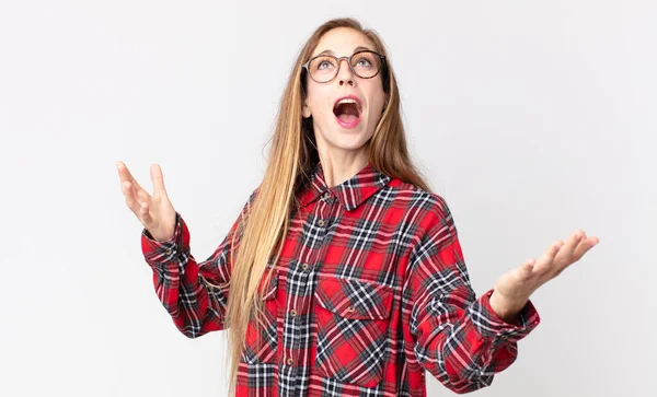 Una Donna Piuttosto Magra Che Esegue Opera Canta Concerto Uno — Foto Stock