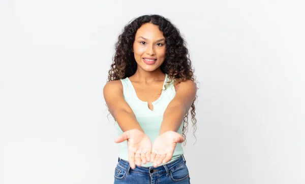 Mulher Hispânica Bonita Sorrindo Feliz Com Amigável Confiante Olhar Positivo — Fotografia de Stock