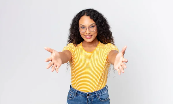 Bonita Mujer Hispana Sonriendo Alegremente Dando Cálido Amistoso Cariñoso Abrazo — Foto de Stock