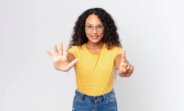 Bella Donna Ispanica Sorridente Dall Aspetto Amichevole Mostrando Numero Sei — Foto Stock