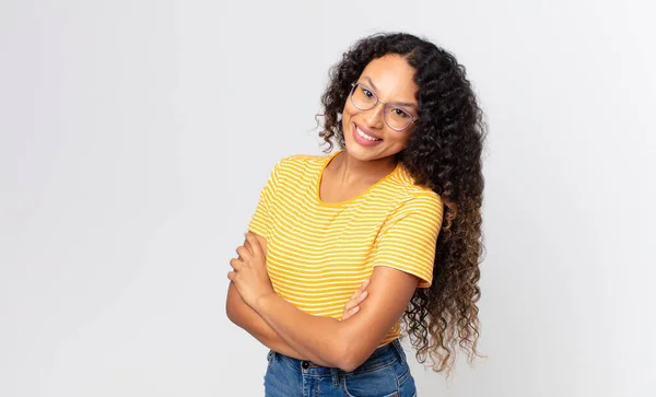 Mujer Hispana Bonita Riendo Felizmente Con Los Brazos Cruzados Con — Foto de Stock