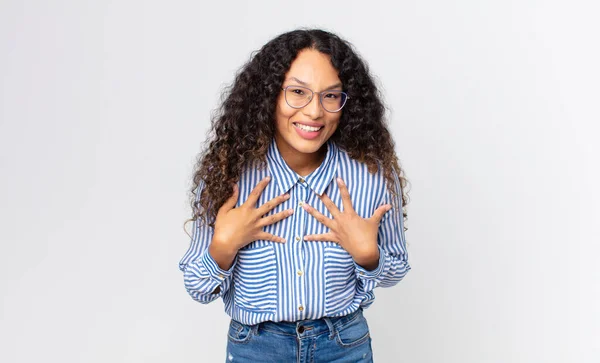 Mulher Muito Hispânica Olhar Feliz Surpreso Orgulhoso Animado Apontando Para — Fotografia de Stock