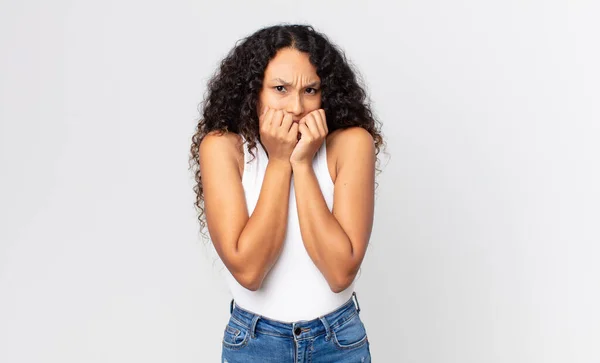 Mooie Latino Vrouw Kijken Bezorgd Angstig Gestrest Bang Bijten Nagels — Stockfoto