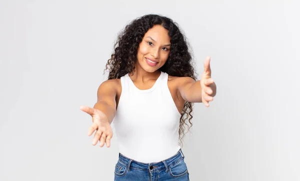 Bella Donna Ispanica Sorridente Allegramente Dando Caldo Amichevole Amorevole Abbraccio — Foto Stock