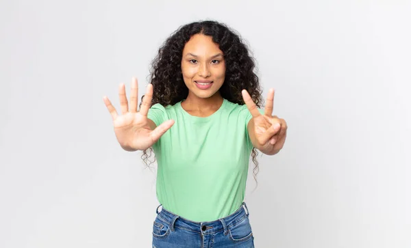 Mulher Hispânica Bonita Sorrindo Olhando Amigável Mostrando Número Sete Sétimo — Fotografia de Stock