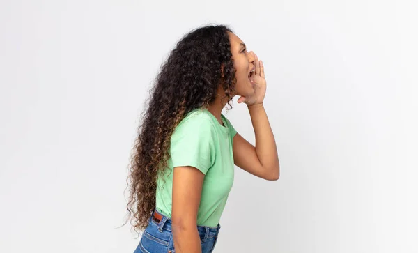 Vista Del Perfil Mujer Hispana Bonita Mirando Feliz Emocionado Gritando —  Fotos de Stock