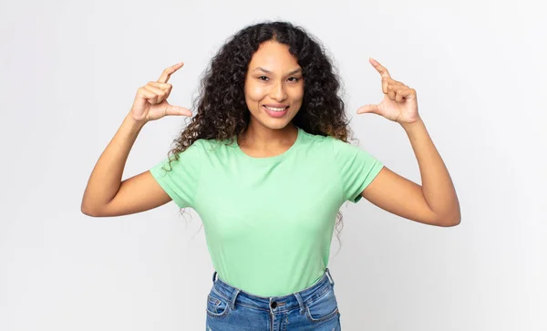 Mooie Spaanse Vrouw Inlijsten Schetsen Van Eigen Glimlach Met Beide — Stockfoto