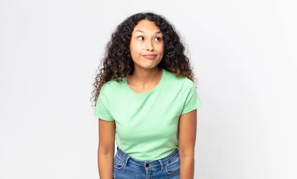 Mujer Bastante Hispana Mirando Perpleja Confundida Preguntándose Tratando Resolver Problema — Foto de Stock