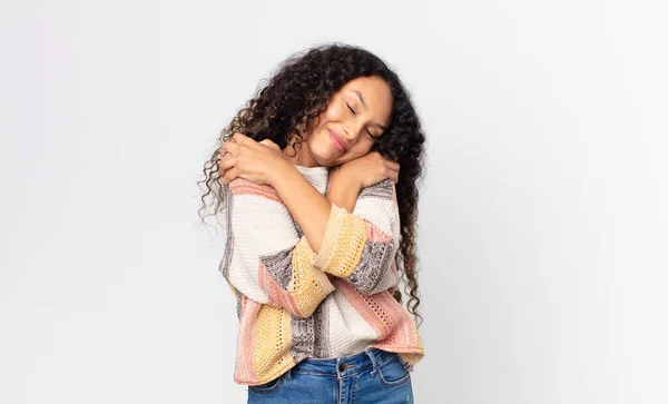 Mujer Bastante Hispana Sintiéndose Enamorada Sonriendo Abrazándose Abrazándose Manteniéndose Soltera — Foto de Stock