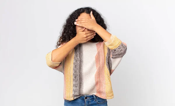 Mooie Spaanse Vrouw Bedekken Gezicht Met Beide Handen Zeggen Nee — Stockfoto