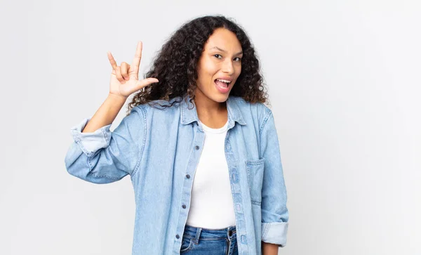 Mujer Bastante Hispana Sentirse Feliz Divertido Seguro Positivo Rebelde Haciendo — Foto de Stock