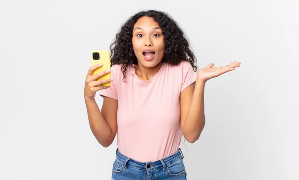 Hispânico Bonita Mulher Sentindo Feliz Surpreso Com Algo Inacreditável Segurando — Fotografia de Stock