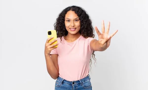 Mujer Bonita Hispana Sonriendo Buscando Amigable Mostrando Número Cuatro Sosteniendo — Foto de Stock