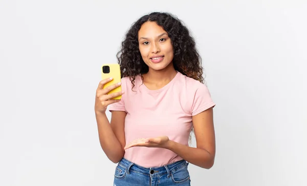 Hispânico Bonita Mulher Sorrindo Alegremente Sentindo Feliz Mostrando Conceito Segurando — Fotografia de Stock