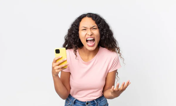 Hispânico Bonita Mulher Olhando Com Raiva Irritado Frustrado Segurando Smartphone — Fotografia de Stock