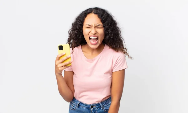 Hispânico Bonita Mulher Gritando Agressivamente Olhando Muito Com Raiva Segurando — Fotografia de Stock