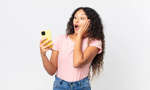 Mujer Bonita Hispana Sintiéndose Feliz Emocionada Sorprendida Sosteniendo Teléfono Inteligente — Foto de Stock