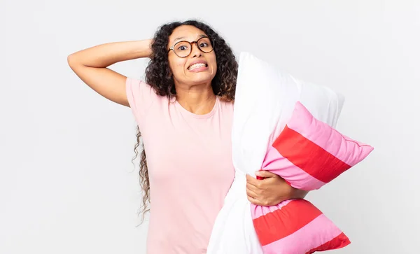 女性はストレスを感じ不安や恐怖を感じ頭にはパジャマを着て枕を持っています — ストック写真