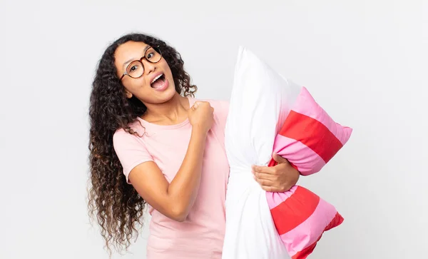 Mujer Bonita Hispana Sintiéndose Feliz Enfrentando Desafío Celebrando Uso Pijamas — Foto de Stock